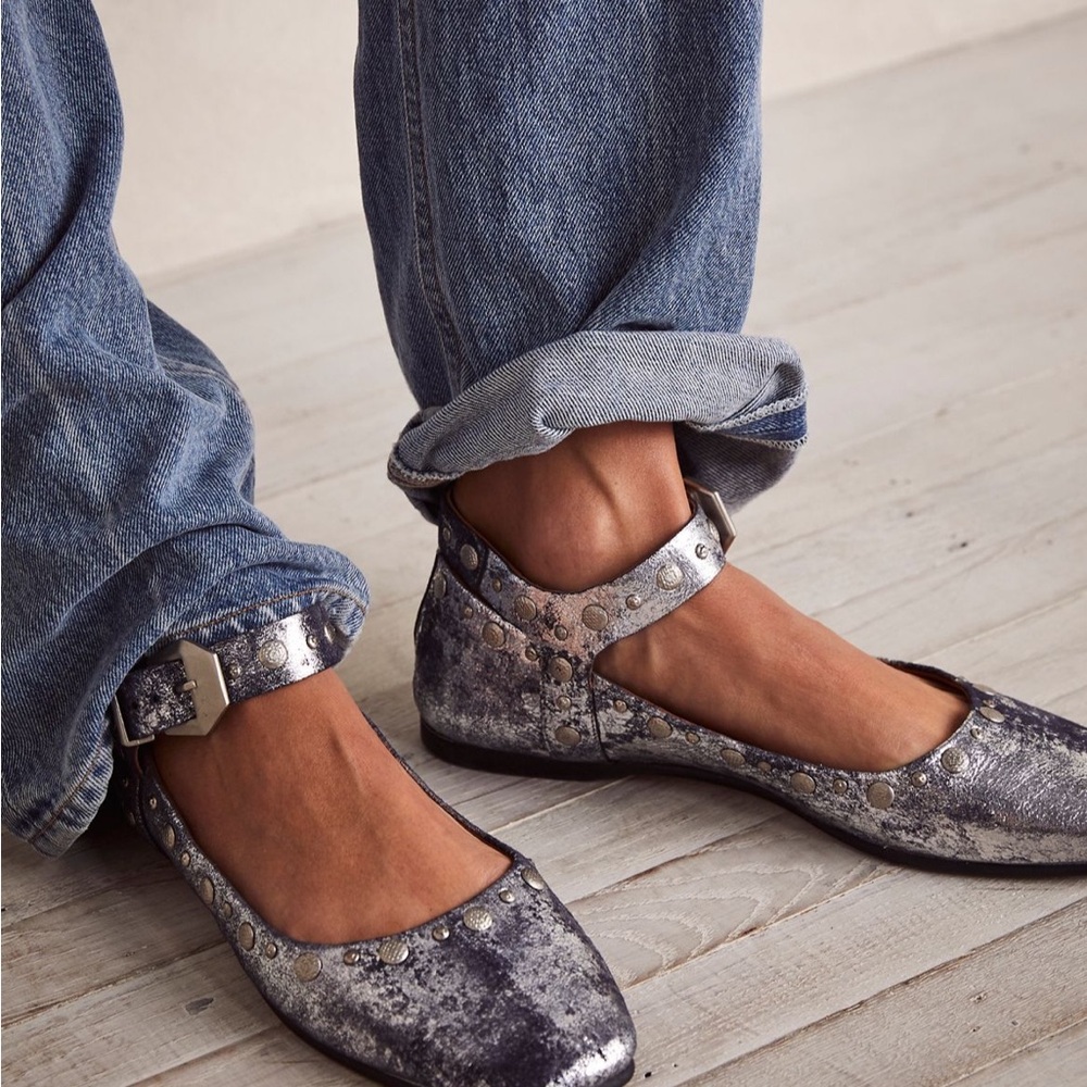 New never worn silver distressed Maryjane’s!